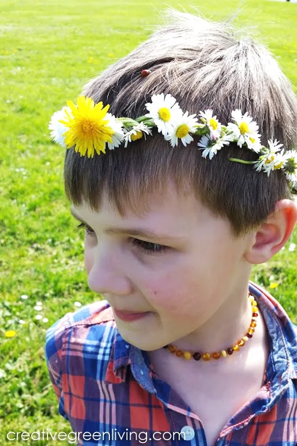 How to make a flower crown with dandelions and daisies. This easy flower crown tutorial is a good intro to weaving and tieing knots for boys. Boys can wear fun flower and leaf crowns, too. #flowercrown #flowercrownforboys How to make a flower crown with dandelions and daisies. This easy flower crown tutorial is a good intro to weaving and tieing knots for boys. Boys can wear fun flower and leaf crowns, too. #flowercrown #flowercrownforboys