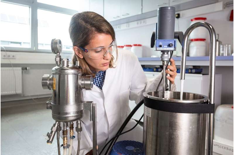 Production of PCM emulsions in the lab. Credit: Fraunhofer ISE Reducing energy consumption with phase change materials